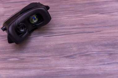  VR aygıt ahşap arka plan üzerinde