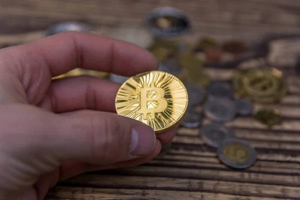 Goldener Bitcoin Auf Abstraktem Hintergrund — Stockfoto