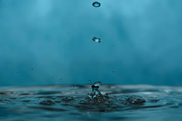 背景にきれいな水のスプラッシュ — ストック写真