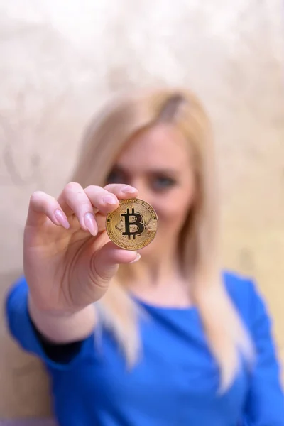 Bitcoin Doré Dans Main Une Belle Fille Blonde Robe Bleue — Photo