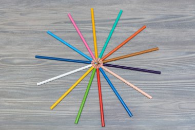 Ahşap arkaplanda renkli kalemler