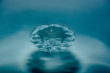 Splash arka plan üzerinde temiz su