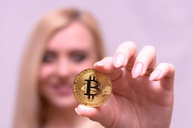 güzel bir sarışın kızın elinde altın bitcoin 