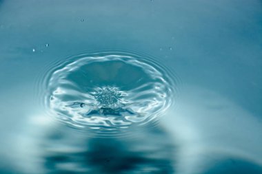 Splash arka plan üzerinde temiz su