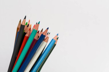 Beyaz arkaplanda renkli kalemler