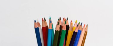 Beyaz arkaplanda renkli kalemler