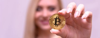 güzel bir sarışın kızın elinde altın bitcoin 
