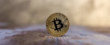 Altın bitcoin stand üzerinde arka plan bulanık