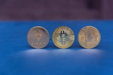  Kripto Döviz Alım bitcoin litecoin ve ethereum mavi zemin üzerine