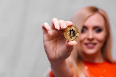 güzel bir sarışın kızın elinde altın bitcoin 