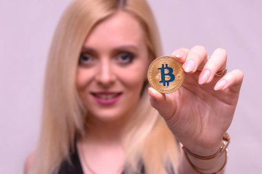 güzel bir sarışın kızın elinde altın bitcoin 