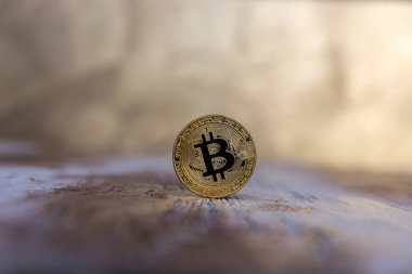  Altın bitcoin stand üzerinde arka plan bulanık