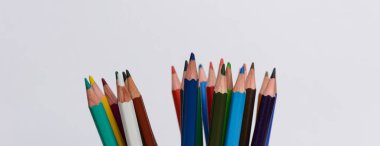 Beyaz arkaplanda renkli kalemler