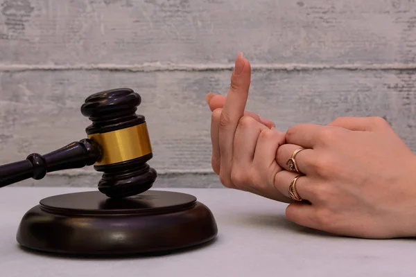 tokmak yargılamaya uygunsuz jest kadın bilezik elinde göster 