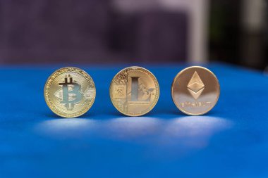  Kripto Döviz Alım bitcoin litecoin ve ethereum mavi zemin üzerine