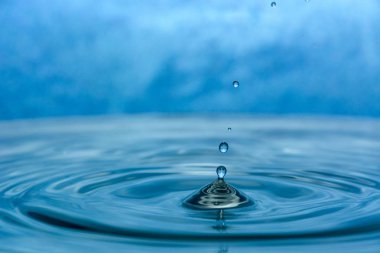 Splash arka plan üzerinde temiz su