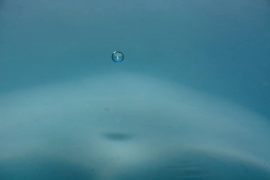 Splash arka plan üzerinde temiz su