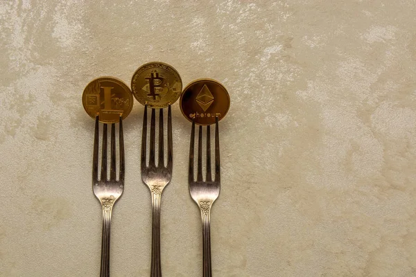 Bitcoins Litecoin Ethereum Gümüş Çatallar — Stok fotoğraf