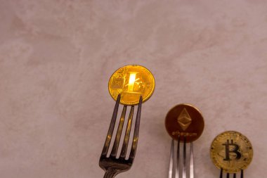  Bitcoins, litecoin ve ethereum üç Gümüş çatallar