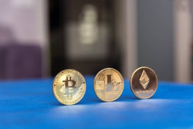  Kripto Döviz Alım bitcoin litecoin ve ethereum mavi zemin üzerine
