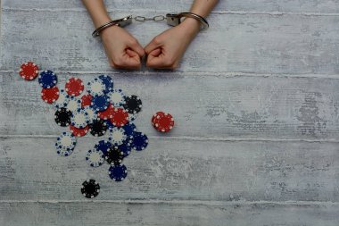 eller kadın bilezik yalan casino fişleri ile beton zemin üzerine