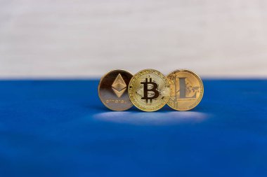  Kripto Döviz Alım bitcoin litecoin ve ethereum mavi zemin üzerine