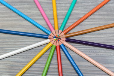 Ahşap arkaplanda renkli kalemler