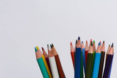 Beyaz arkaplanda renkli kalemler