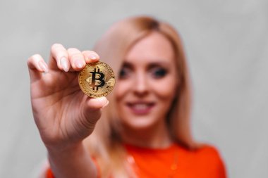 güzel bir sarışın kızın elinde altın bitcoin 
