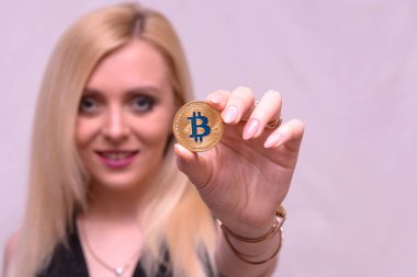 güzel bir sarışın kızın elinde altın bitcoin 