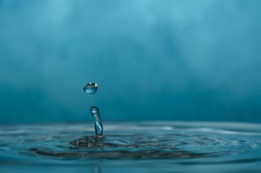 Arka plan mavi su kıvılcım