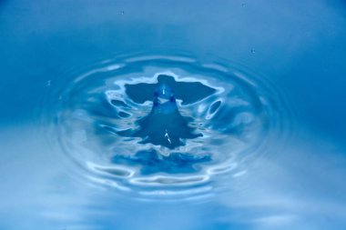 Arka plan mavi su kıvılcım