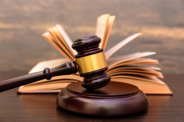 Yargıç tokmak yanında yığın kitap ahşap arka plan üzerinde