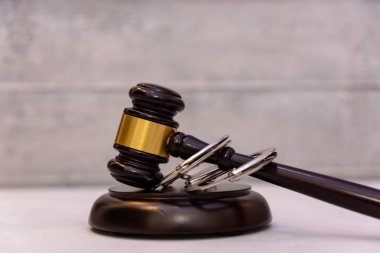 Hukuk ve gustice. Bir yargıç ve kelepçe beyaz bir arka plan üzerinde çekiç
