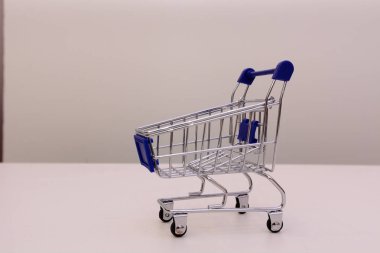 Arka plan üzerinde izole arabası alışveriş, yakın çekim