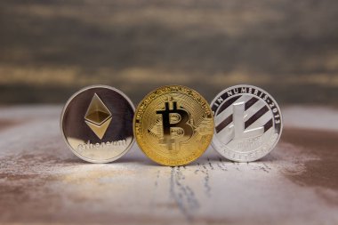  Altın bitcoin litecoin ve ethereum güzel arka plan üzerinde durmak