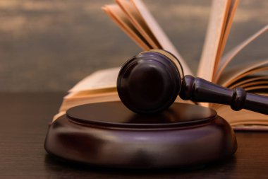 Yargıç tokmak yanında yığın kitap ahşap arka plan üzerinde