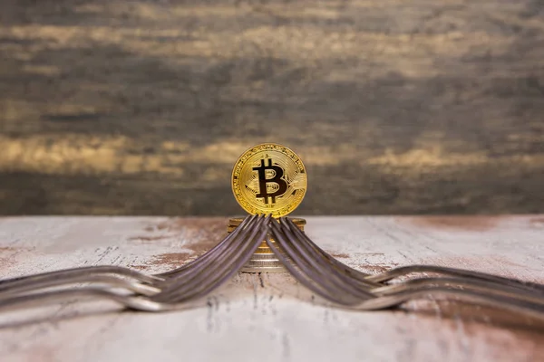 Goldene Bitcoin und silberne Gabeln auf schönem Hintergrund — Stockbild Goldene Bitcoin Und Silberne Gabeln Auf Schönem Hintergrund — Stockfoto