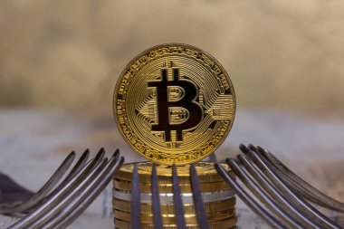  Altın bitcoin ve güzel arka plan üzerinde gümüş çatal