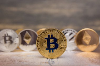  Altın bitcoin litecoin ve ethereum güzel arka plan üzerinde durmak