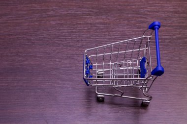 Arka plan üzerinde izole arabası alışveriş, yakın çekim