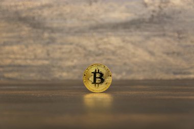  Arka plan üzerinde altın bitcoin