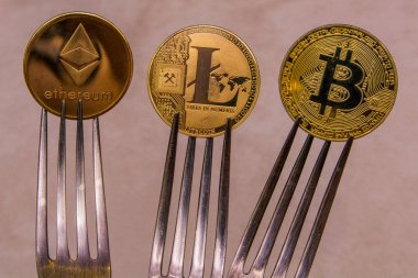  Bitcoins, litecoin ve ethereum üç Gümüş çatallar