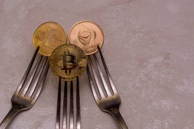 Bitcoins, litecoin ve ethereum üç Gümüş çatallar