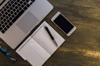dizüstü bilgisayar ve telefon tablo arka plan üzerinde