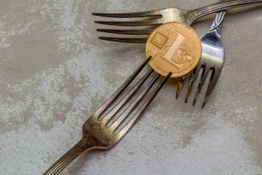 Altın Litecoin ve gümüş arka plan üzerinde çatal