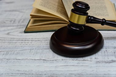 Yargıç tokmak yanında yığın kitap ahşap arka plan üzerinde