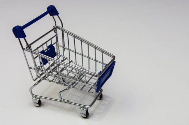 Arka plan üzerinde izole arabası alışveriş, yakın çekim