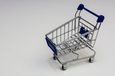 Arka plan üzerinde izole arabası alışveriş, yakın çekim