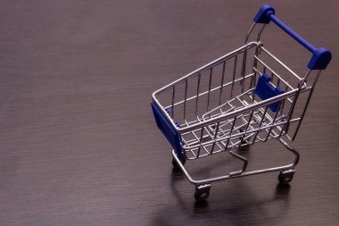 Arka plan üzerinde izole arabası alışveriş, yakın çekim